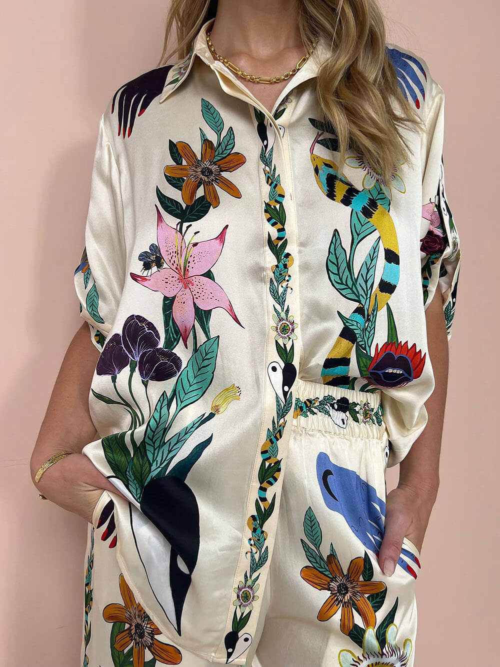 Moderne anspruchsvolle Satin-Bluse mit einzigartigem Druck und Knopfleiste in Übergröße