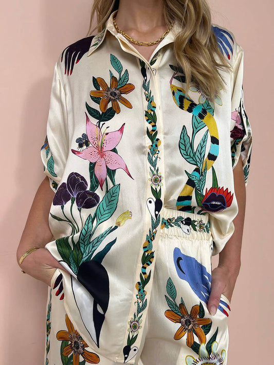 Moderne anspruchsvolle Satin-Bluse mit einzigartigem Druck und Knopfleiste in Übergröße