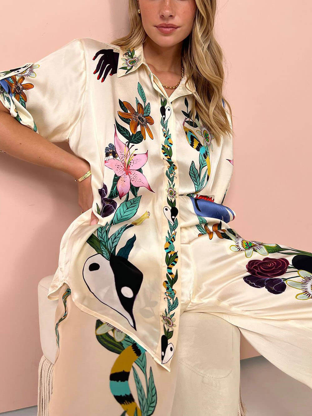 Moderne anspruchsvolle Satin-Bluse mit einzigartigem Druck und Knopfleiste in Übergröße