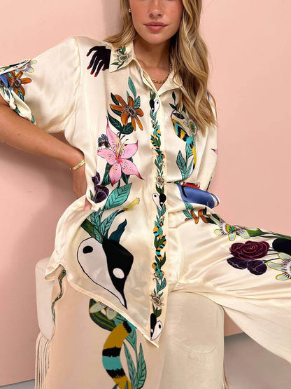 Moderne anspruchsvolle Satin-Bluse mit einzigartigem Druck und Knopfleiste in Übergröße